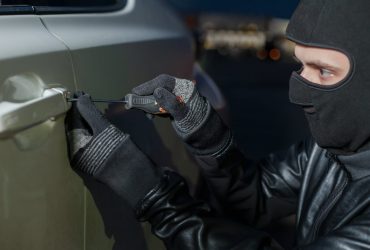 male-thief-hands-open-car-door-with-screwdriver-min male-thief-hands-open-car-door-with-screwdriver-min
